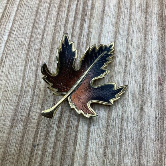 Maple Leaf Vintage Brown Gold Tone Enamel Brooch Pin - Picture 1 of 4
